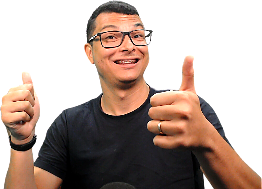 Professor Maicon sorrindo e fazendo sinal positivo