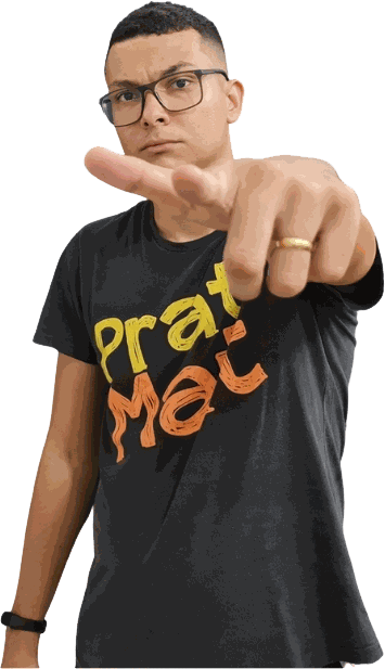 Professor Maicon com expressão séria pela turma encerrada