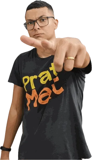 Professor Maicon com expressão séria pela turma encerrada