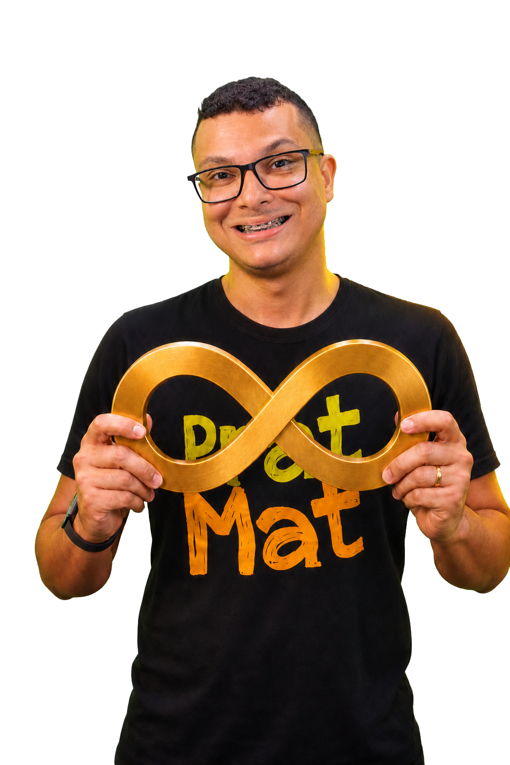 Professor Maicon sorrindo, com camiseta PratMat e um símbolo dourado do infinito